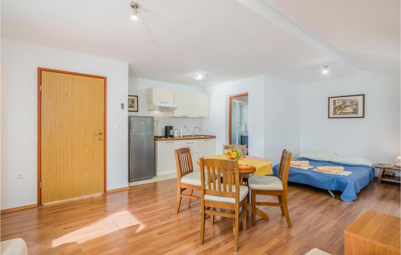 Nice Apartment In Malinska Dubasnica With Kitchen Kültér fotó
